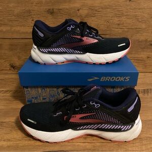 Women's Adrenaline GTS 22 Shoe